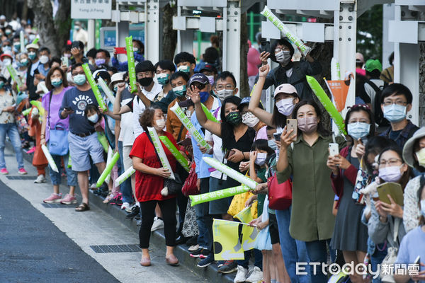 ▲陳時中《疼惜台北，為愛而走》大遊行，大批支持者夾道歡迎。（圖／記者林敬旻攝）