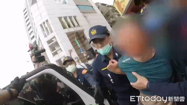 第一視角曝！警衝陳時中宣傳車喊：刀子放下　眼鏡男遭壓制發悲鳴 | ETt