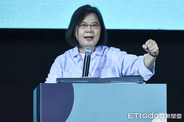 ▲總統蔡英文出席陳時中《疼惜台北，為愛而走》大遊行。（圖／記者林敬旻攝）