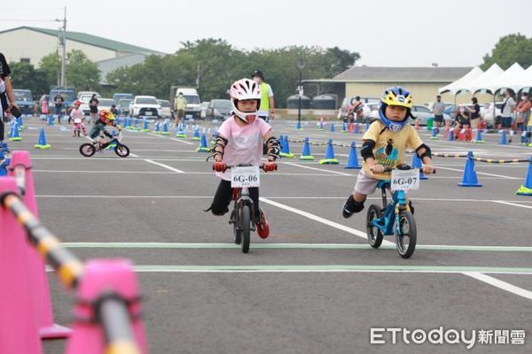 ▲台南首屆市長盃Push Bike滑步車錦標賽，20日在安南區長和路停車場熱鬧登場，市長黃偉哲親臨現場主持開幕儀式。（圖／記者林悅翻攝，下同）