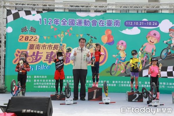 ▲台南首屆市長盃Push Bike滑步車錦標賽，20日在安南區長和路停車場熱鬧登場，市長黃偉哲親臨現場主持開幕儀式。（圖／記者林悅翻攝，下同）