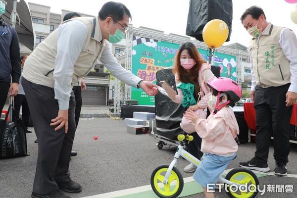 ▲台南首屆市長盃Push Bike滑步車錦標賽，20日在安南區長和路停車場熱鬧登場，市長黃偉哲親臨現場主持開幕儀式。（圖／記者林悅翻攝，下同）