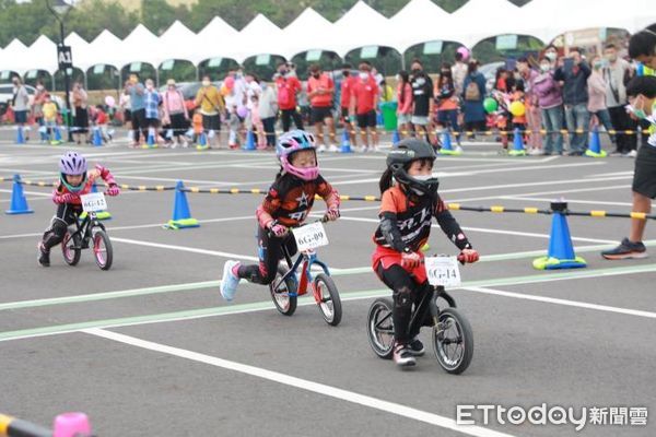 ▲台南首屆市長盃Push Bike滑步車錦標賽，20日在安南區長和路停車場熱鬧登場，市長黃偉哲親臨現場主持開幕儀式。（圖／記者林悅翻攝，下同）