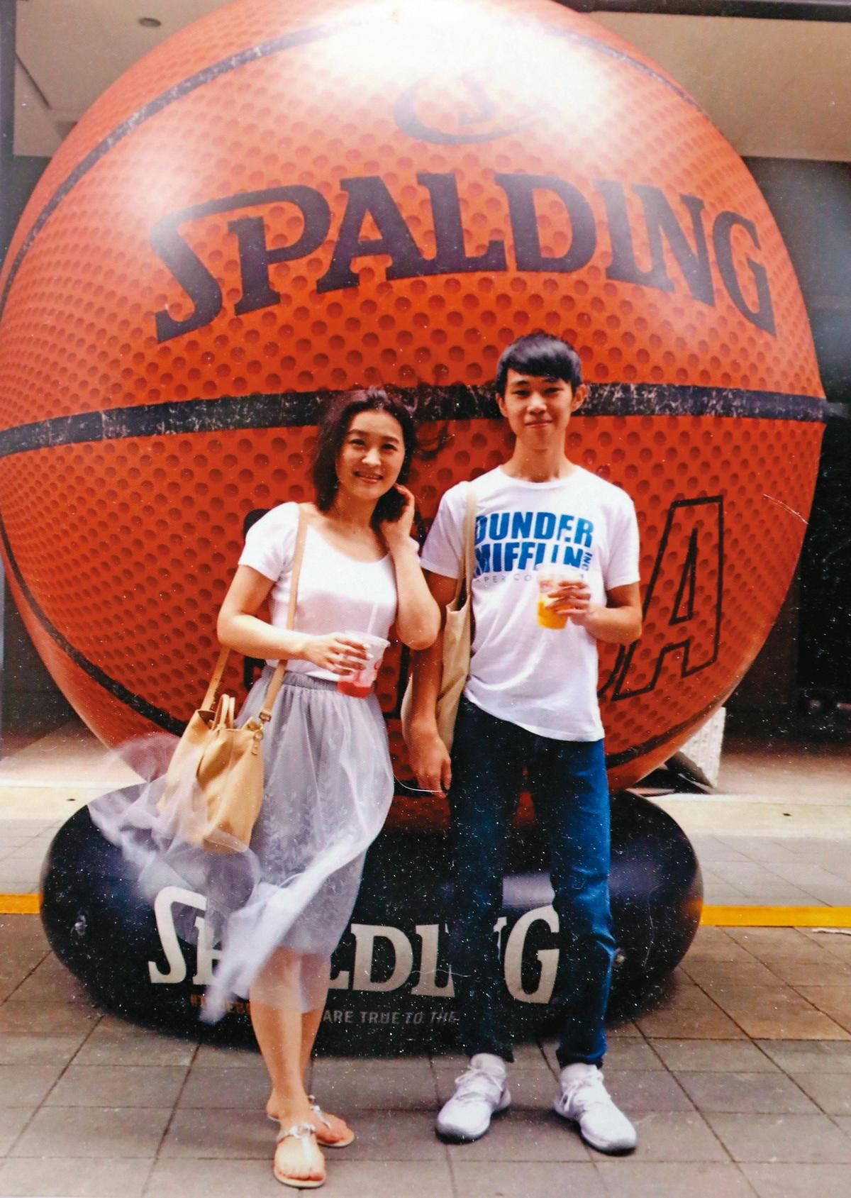 2019年，李星儀（左）和兒子（右）在百貨公司附近的廣告與巨型籃球合照。她說：「柏愷喜歡打籃球。」（李星儀提供）