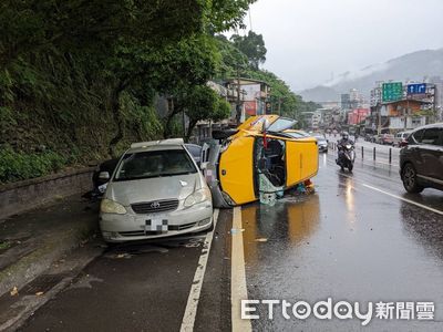 小黃清早剛要上工就車禍　恍神撞2車後側翻…警消破窗救人