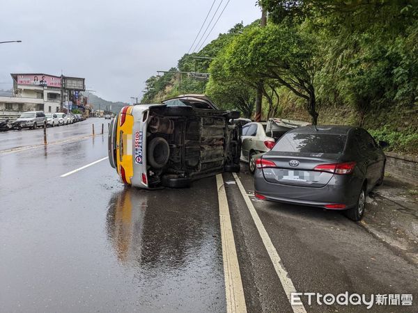 ▲▼小黃司機剛上工就恍神撞2車後側翻             。（圖／記者陳以昇翻攝）