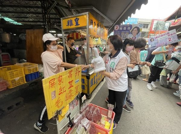 ▲賴香伶市場掃街拚選票