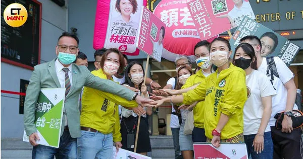 民進黨台北市議員阮昭雄不再競選連任，這次擔任小母雞陪同台北市議員候選人林延鳳、顏若芳和趙怡翔到選委會聯合登記參選。（圖／黃耀徵攝）