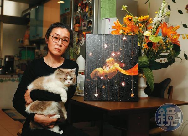 李星儀在兒子逝世後，開始大量創作《小王子》相關作品，右圖是她的畫作，也養了兒子生前就一直想養的貓。