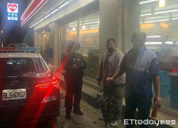 ▲法籍男子找不到車子透過超商店員找到警方幫忙。（圖／桃園警分局提供）