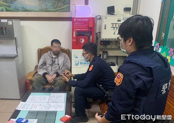 ▲員警將他帶回警所以英文溝通獲知後。（圖／大園警分局提供）