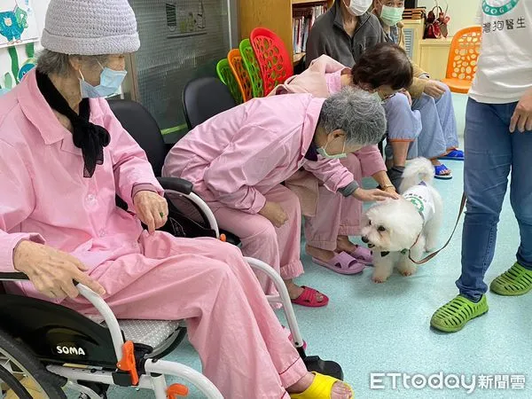 ▲住民長輩們撫摸狗醫生、愛不釋手。（圖／台中榮總埔里分院提供）