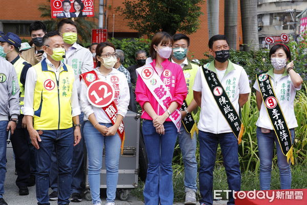 ▲▼「雙北龍中來，逗陣作夥贏」雙北聯合車掃，由民進黨新北市長候選人林佳龍及台北市長候選人陳時中領軍，帶領黨籍市議員參選人，由新北三重一路車隊掃街拜票到台北市。沿路不少熱情民眾揮舞旗幟燃放鞭炮，給予兩位候選人最大支持。（圖／記者湯興漢攝）