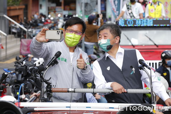 ▲▼「雙北龍中來，逗陣作夥贏」雙北聯合車掃，由民進黨新北市長候選人林佳龍及台北市長候選人陳時中領軍，帶領黨籍市議員參選人，由新北三重一路車隊掃街拜票到台北市。沿路不少熱情民眾揮舞旗幟燃放鞭炮，給予兩位候選人最大支持。（圖／記者湯興漢攝）