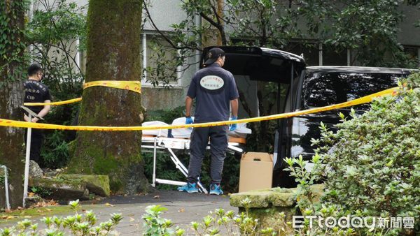 ▲▼抗議天王柯賜海陳屍前山公園藍色廂型車內，警方拉封鎖線，遺體移出。（圖／記者黃彥傑翻攝）