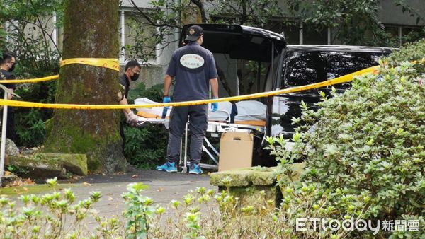 ▲▼抗議天王柯賜海陳屍前山公園藍色廂型車內，警方拉封鎖線，遺體移出。（圖／記者黃彥傑翻攝）