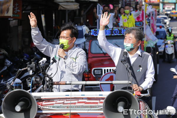 ▲▼「雙北龍中來，逗陣作夥贏」雙北聯合車掃，由民進黨新北市長候選人林佳龍及台北市長候選人陳時中領軍，帶領黨籍市議員參選人，由新北三重一路車隊掃街拜票到台北市。沿路不少熱情民眾揮舞旗幟燃放鞭炮，給予兩位候選人最大支持。（圖／記者湯興漢攝）