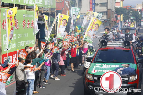 ▲▼「雙北龍中來，逗陣作夥贏」雙北聯合車掃，由民進黨新北市長候選人林佳龍及台北市長候選人陳時中領軍，帶領黨籍市議員參選人，由新北三重一路車隊掃街拜票到台北市。沿路不少熱情民眾揮舞旗幟燃放鞭炮，給予兩位候選人最大支持。（圖／記者湯興漢攝）