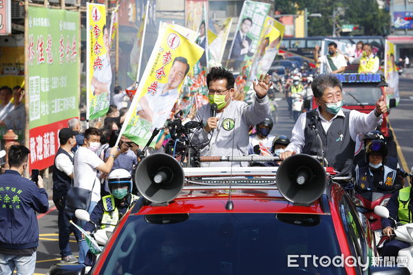 ▲▼「雙北龍中來，逗陣作夥贏」雙北聯合車掃，由民進黨新北市長候選人林佳龍及台北市長候選人陳時中領軍，帶領黨籍市議員參選人，由新北三重一路車隊掃街拜票到台北市。沿路不少熱情民眾揮舞旗幟燃放鞭炮，給予兩位候選人最大支持。（圖／記者湯興漢攝）