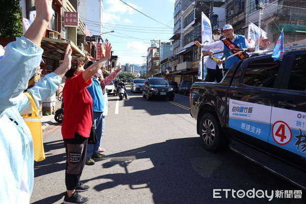 ▲國民黨籍新竹縣長候選人楊文科21日掃街拜票，沿途受到許多鄉親熱烈歡迎。（圖／楊文科競辦提供）