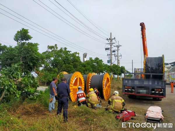 ▲台南市北門區下午發生1起吊車吊桿疑操作不慎誤觸高壓電事件，52歲陳姓吊車司機已無生命跡象，消防人員送醫搶救，台電新營處指出，當事人非屬台電承攬人員，係「感電」造成。（圖／記者林悅翻攝，下同）