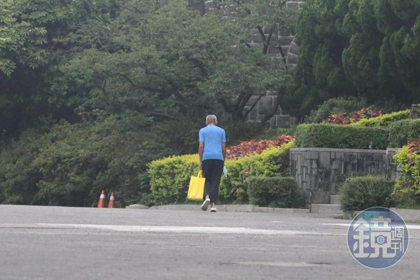 柯賜海開完後會搭捷運到劍潭站，轉搭公車到陽明山的某站下車。