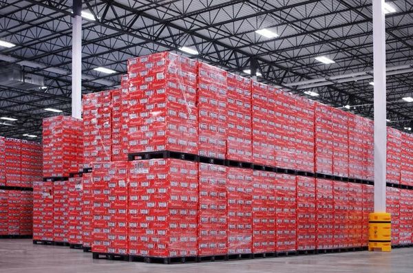▲百威遭到禁酒令波及，大量庫存堆積在倉庫內。（圖／推特／@Budweiser）