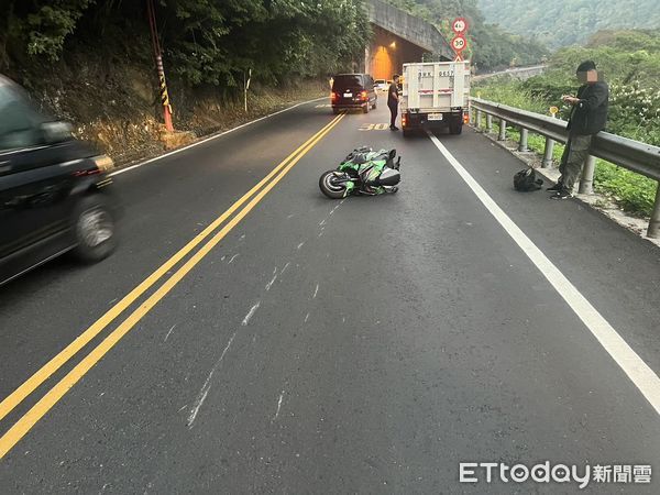 ▲▼一輛自小客車行駛埔霧公路時，因為跨越雙黃線對撞機車，地面刮出數公尺痕跡。（圖／民眾提供，下同）