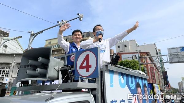 ▲前台北市議員羅智強，特別到台南搶救子弟兵蔡宗豪，2人在街頭彈唱大手拉小手，另類拜票吸引民眾目光，還接跟跑垃圾車拜票，搶攻每一張選票。（圖／記者林悅翻攝，下同）