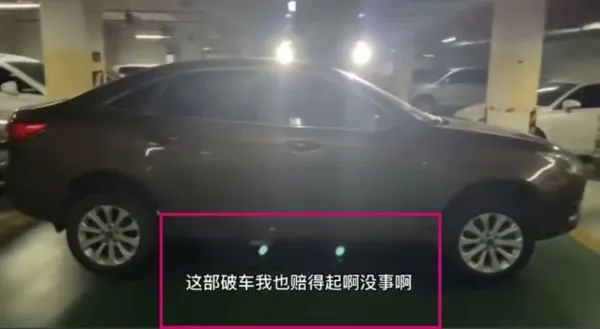 ▲▼私人車位被停1整天！他叫堆高機鏟起「丟入河中」：賠得起。（圖／翻攝極目新聞）