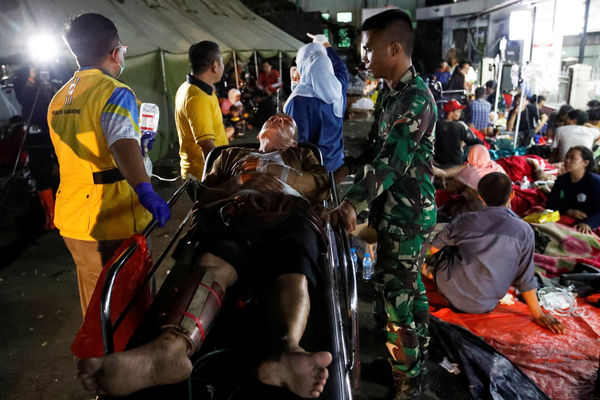 ▲▼印尼「規模5.6地震」至少造成162人死亡、1.3萬人無家可歸。（圖／路透）