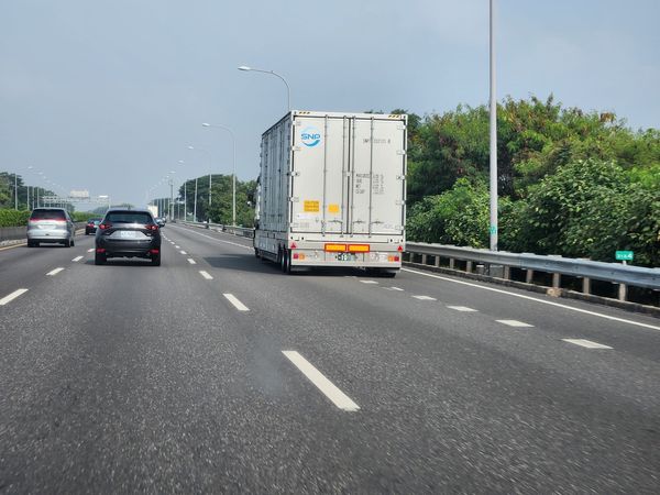 ▲▼「日本車牌」開上台灣高速公路！老司機揭真相：離他們遠一點。（圖／翻攝自路上觀察學院）