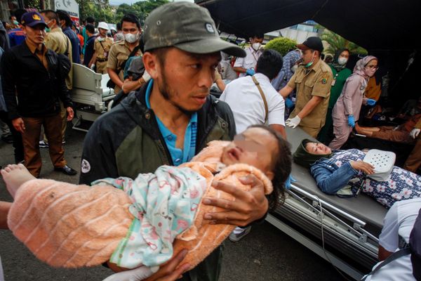 ▲▼印尼地震，截至22日為止死者增至162人，孩童占多數。（圖／路透）