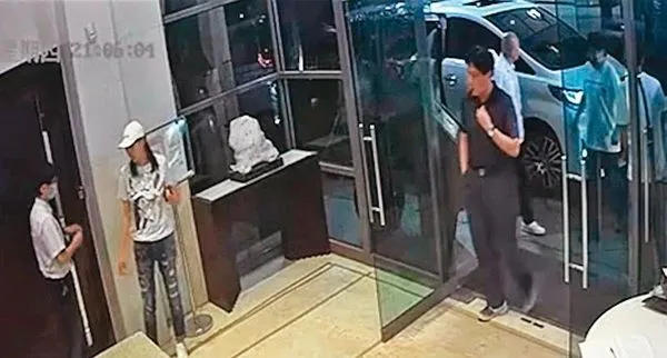 蘆洲角頭林秉文帶警大校長陳檡文至信義88招待所，過程全被錄下，引發軒然大波。（引用自吹哨者-台灣公益揭弊暨吹哨者保護協會）