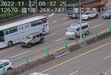 ▲▼國道1號北向台北三重段3車追撞。（圖／翻攝國道監視器）