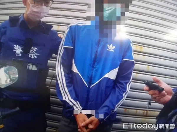 ▲台南市警永康分局大橋派出所警員劉耿銘，休假發現追蹤許久的簡姓竊盜通緝犯，並目睹簡嫌進入大賣場行竊，會同支援警力將其查獲。（圖／記者林悅翻攝，下同）