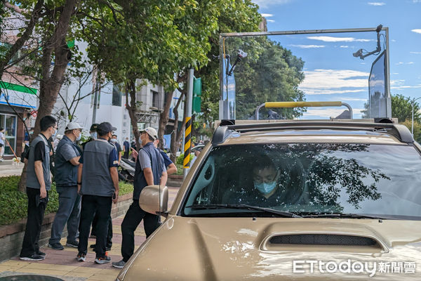 ▲前副總統陳建仁陪同陳時中車掃，專車配有防彈玻璃。（圖／記者林敬旻攝）