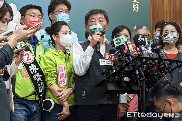 ▲民進黨台北市長候選人陳時中 「台北車掃中」出發前聯訪。（圖／記者林敬旻攝）