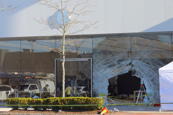 ▲▼休旅車衝入Apple直營店「撞出大洞」釀1死。（圖／路透）