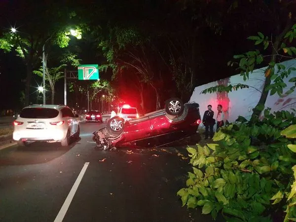 ▲▼高雄男長庚醫院前酒駕！撞路樹「烏龜翻」躺路中…車頭慘毀。（圖／記者賴文萱翻攝）