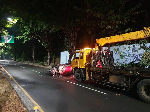 ▲▼高雄男長庚醫院前酒駕！撞路樹「烏龜翻」躺路中…車頭慘毀。（圖／記者賴文萱翻攝）