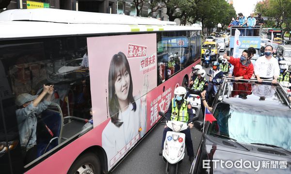 ▲▼蔣萬安、朱立倫「萬安台北出運行」車隊掃街-松山信義 有人在公車內興奮比六 也有人在暗處倒豎拇指。（圖／記者屠惠剛攝）