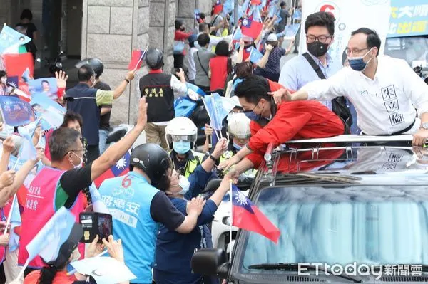 ▲▼蔣萬安、朱立倫「萬安台北出運行」車隊掃街-松山信義 有人在公車內興奮比六 也有人在暗處倒豎拇指。（圖／記者屠惠剛攝）