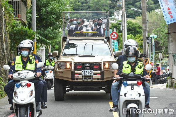 ▲前副總統陳建仁陪同陳時中車掃。（圖／記者林敬旻攝）