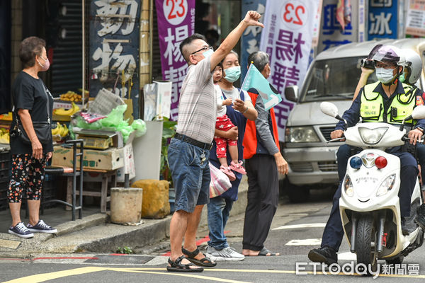 ▲前副總統陳建仁陪同陳時中車掃，遇到民眾比倒讚。（圖／記者林敬旻攝）