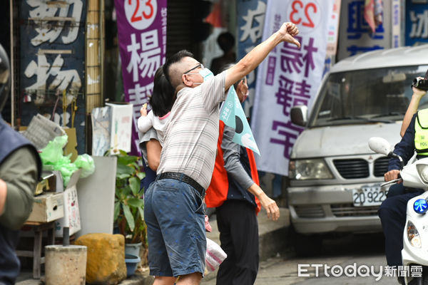 ▲前副總統陳建仁陪同陳時中車掃，遇到民眾比倒讚。（圖／記者林敬旻攝）