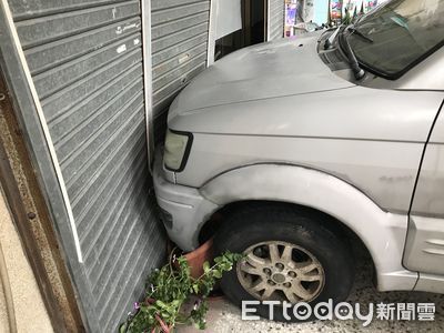 手剎車沒拉貨車「肇逃」15m！女駕駛一路追...撞凹鐵捲門嚇壞阿嬤