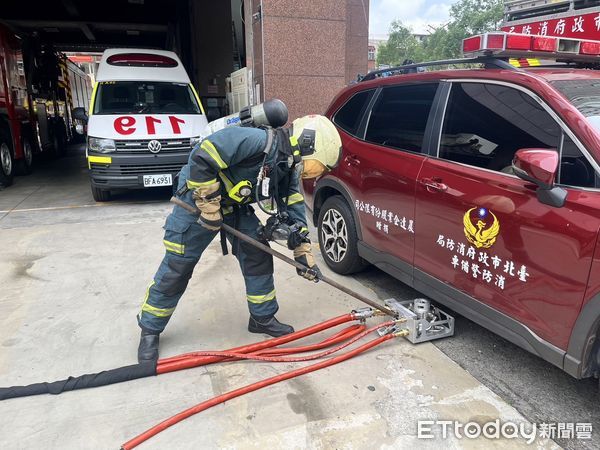 ▲台北市消防局率先購入「電動車電池滅火系統組」增加電動車燃燒的搶救效率。（圖／記者張君豪翻攝）