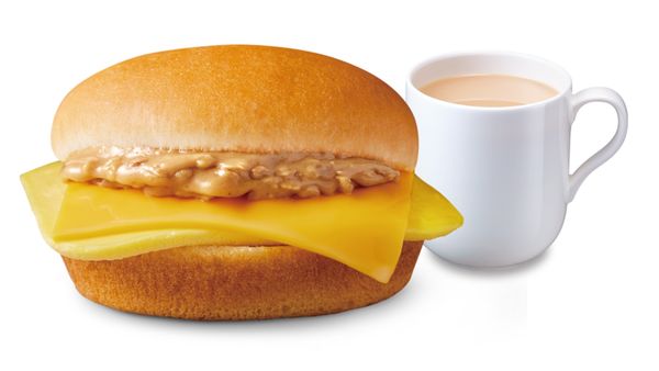 ▲▼肯德基早餐推出「花生嫩雞系列」3款新品，包括「花生吮指嫩雞蛋堡」、「花生肉鬆嫩雞蛋堡 」、「花生起司蛋堡」。（圖／肯德基提供）