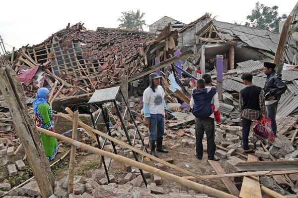 ▲▼印尼西爪哇省21日發生規模5.6強烈地震造成至少162人死亡。（圖／達志影像／美聯社）